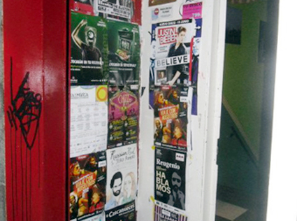 Pegada de carteles en interiores de bares y comercios