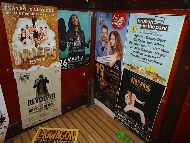 Pegada de carteles en interiores y acceso auniversidades. Madrid, Valencia, Barcelona. Toda España