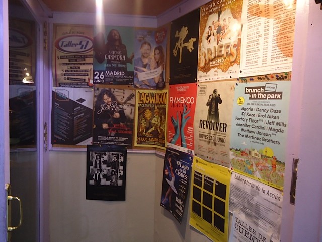 Pegada de carteles en interiores y acceso auniversidades. Madrid, Valencia, Barcelona. Toda España