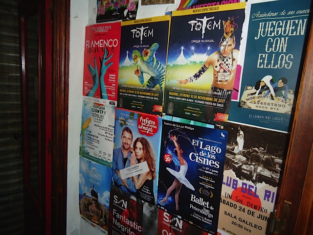 Pegada de carteles y posters en bares y comercios