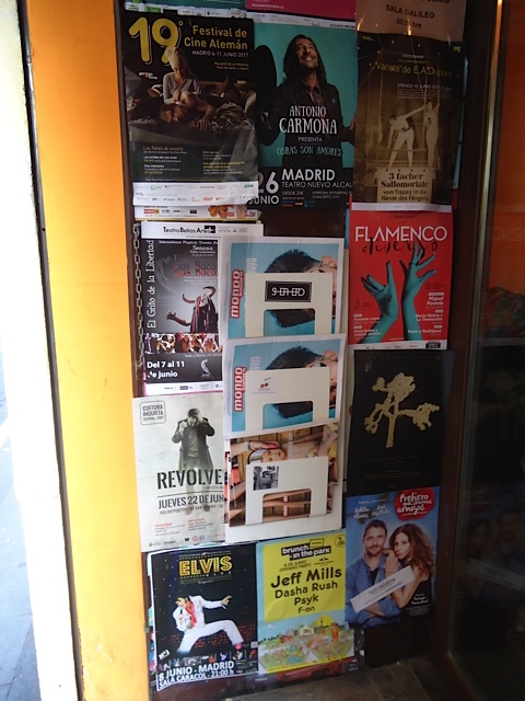 Pegada de carteles y posters en bares y comercios