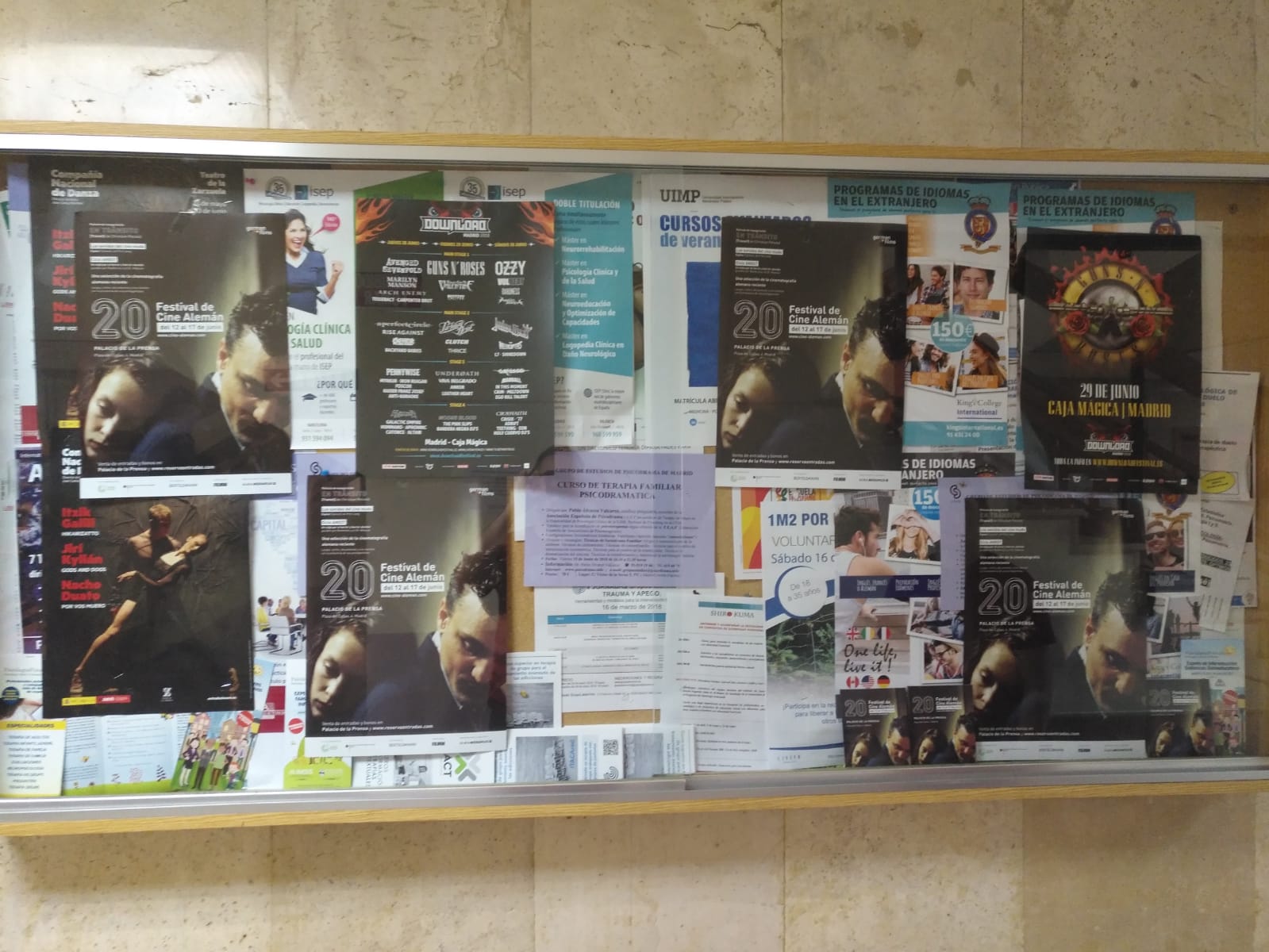 Pegada de carteles en interiores y acceso auniversidades. Madrid, Valencia, Barcelona. Toda España